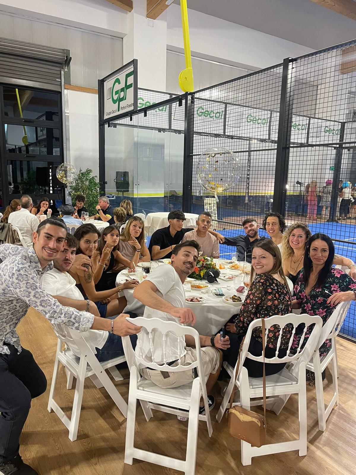 Festa al Mirapadel: ospiti riuniti a tavola accanto ai campi