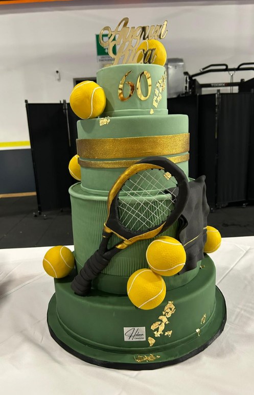 Torta di compleanno a tema padel al Mirapadel